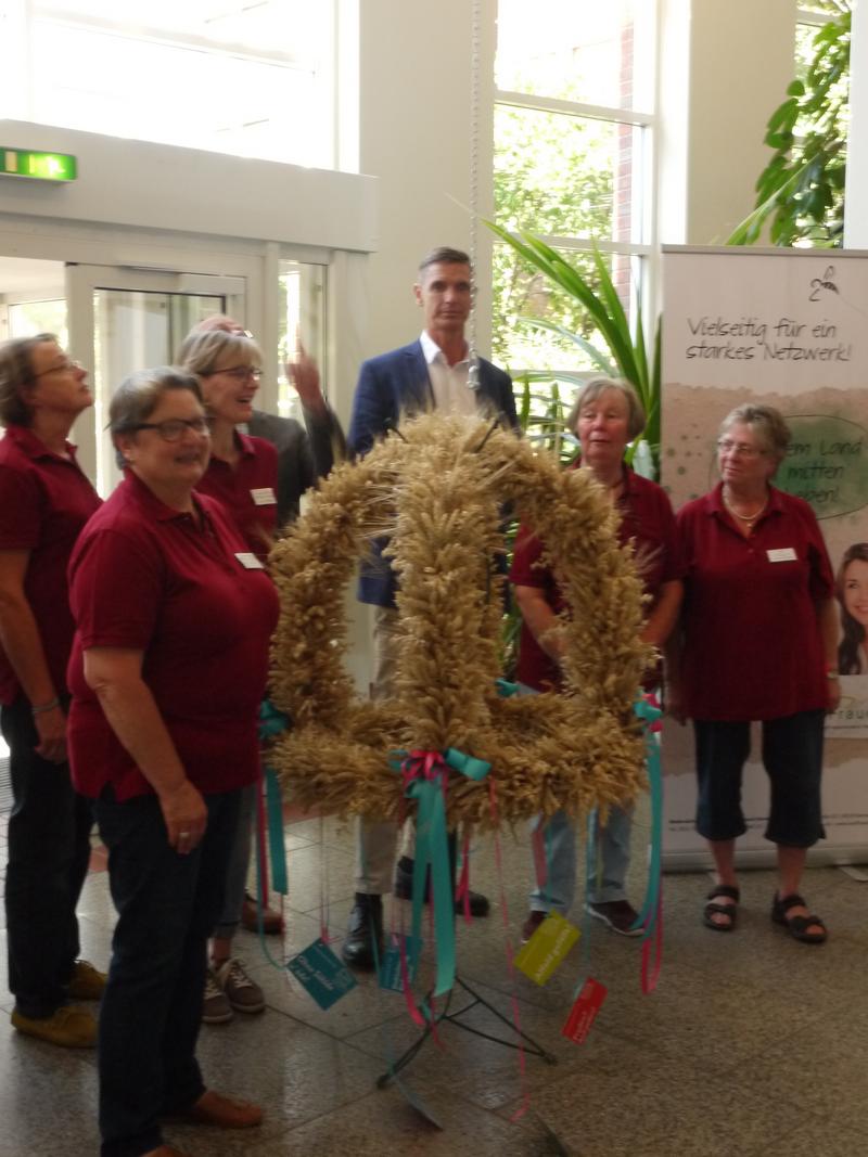 Erntekronenübergabe im Kreishaus