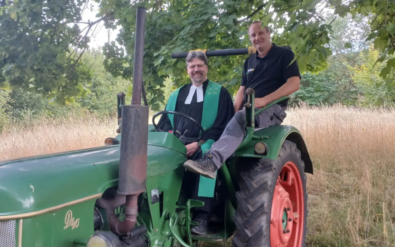 Wenn der Pastor mit dem Trecker zum Gottesdienst fährt…