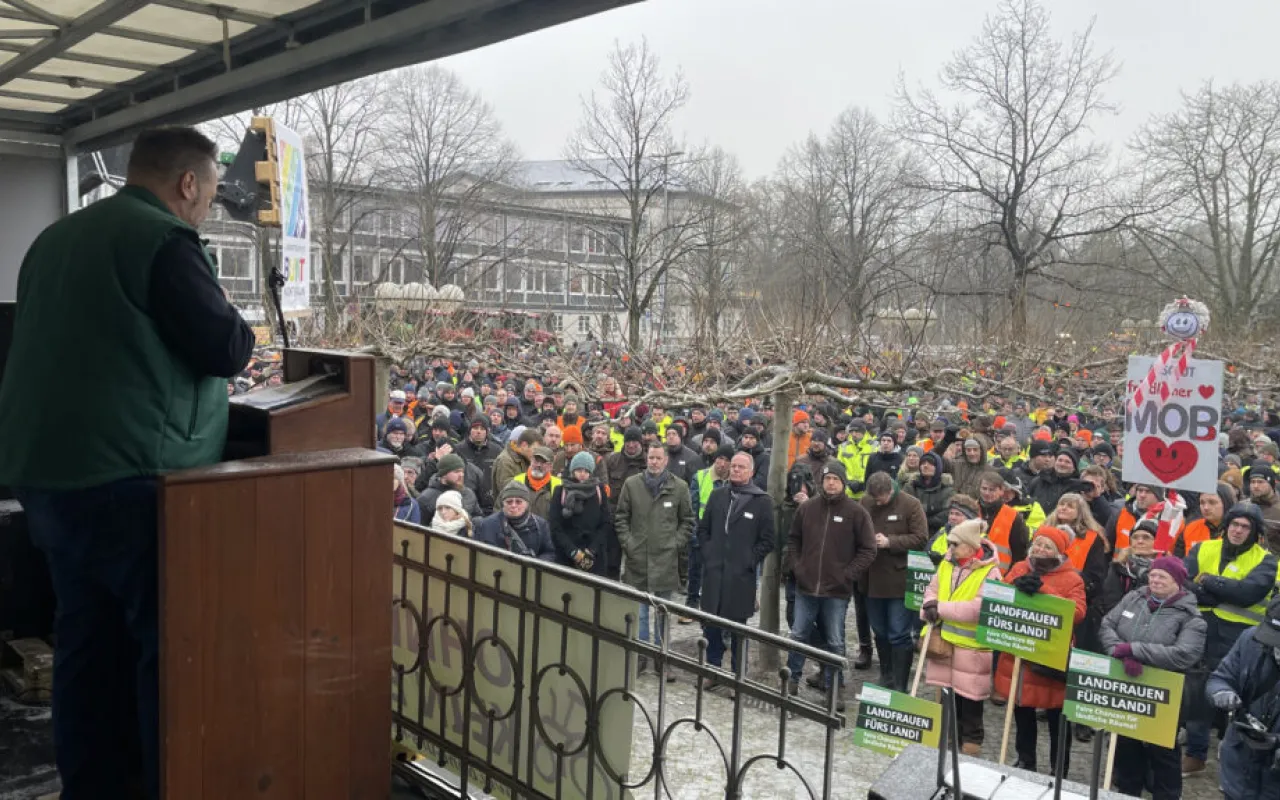 Kundgebung in Hannover mit mehr als 5000 Teilnehmern – 3000 Trecker auf den Straßen