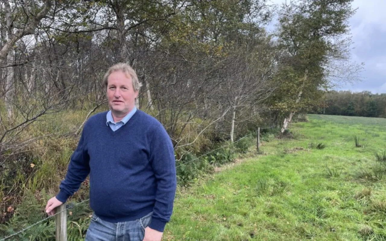 Landwirte bereiten Weiden auf die Saison vor